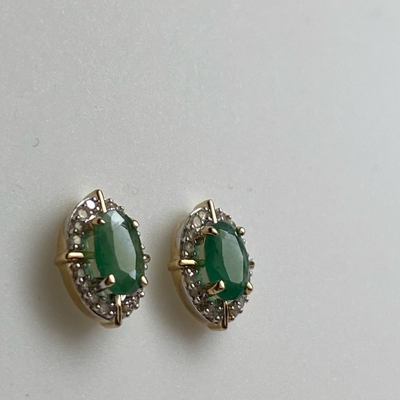 10K Yellow Gold Oval Shape Emerald and 0.10ct twt Diamond Stud Earrings NEW - Picture 11 of 11